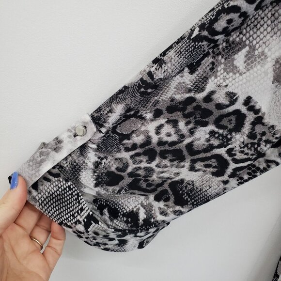 Womens Snakeskin Pintuck Blouse Top Plus Size 3X Black White Long‎ Sleeve V-Neck - Picture 7 of 14